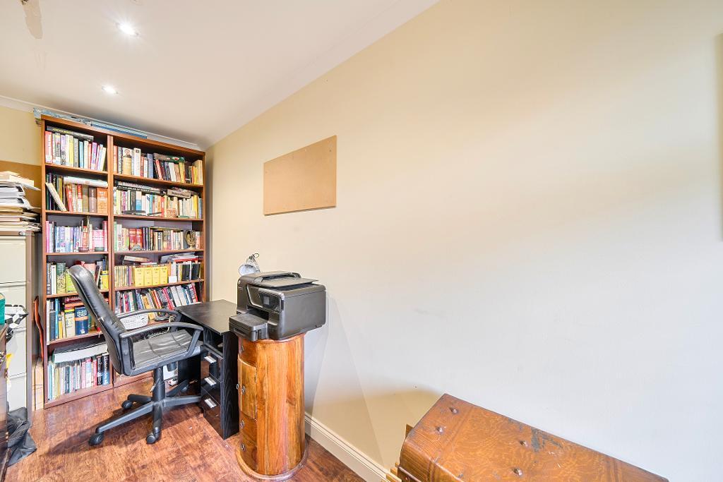 5 Bedroom Detached for Sale in Sanderstead, CR2 9AG