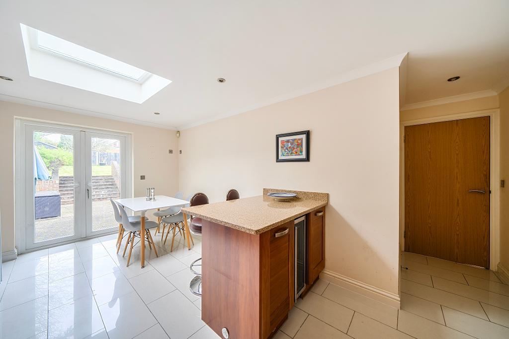 5 Bedroom Detached for Sale in Sanderstead, CR2 9AG