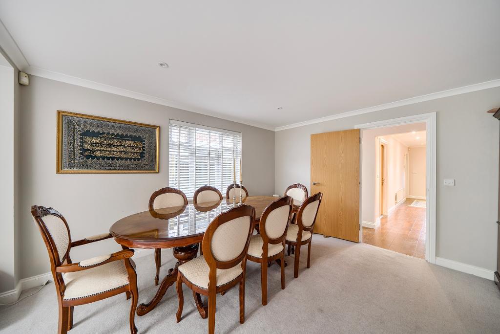 5 Bedroom Detached for Sale in Sanderstead, CR2 9AG