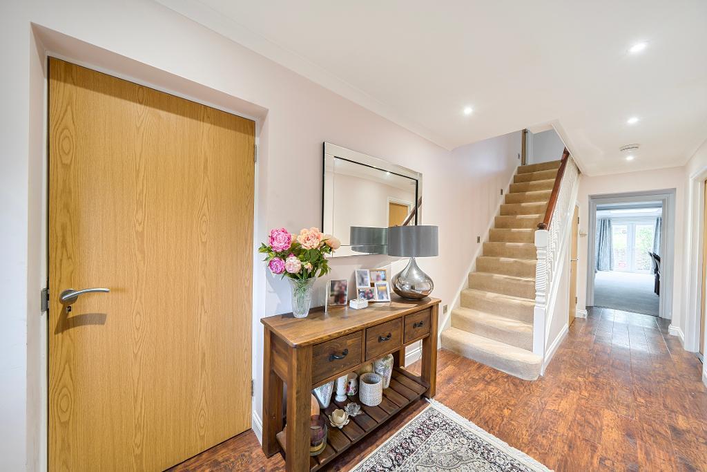 5 Bedroom Detached for Sale in Sanderstead, CR2 9AG