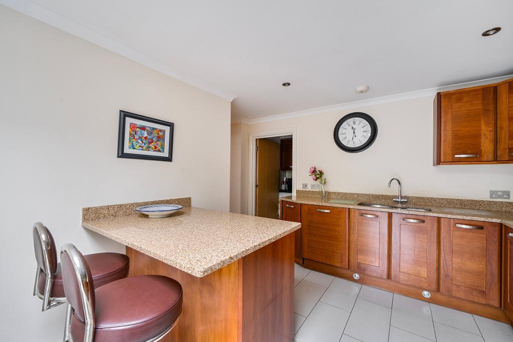 5 Bedroom Detached for Sale in Sanderstead, CR2 9AG