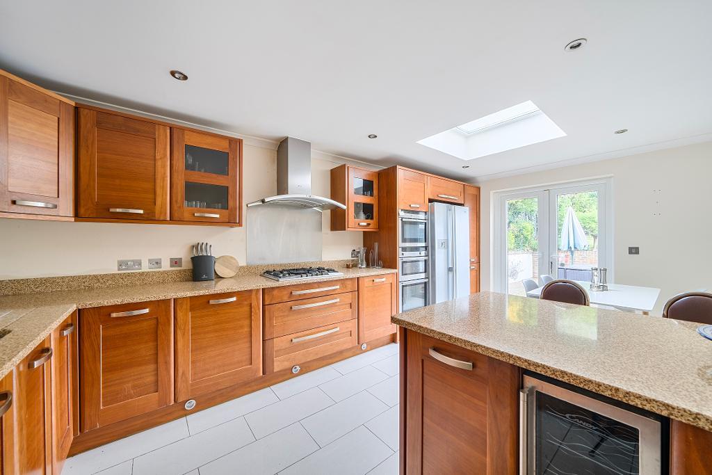 5 Bedroom Detached for Sale in Sanderstead, CR2 9AG