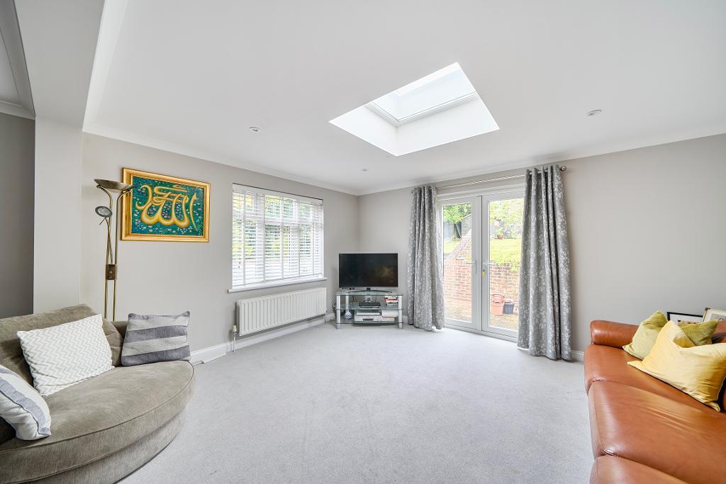 5 Bedroom Detached for Sale in Sanderstead, CR2 9AG