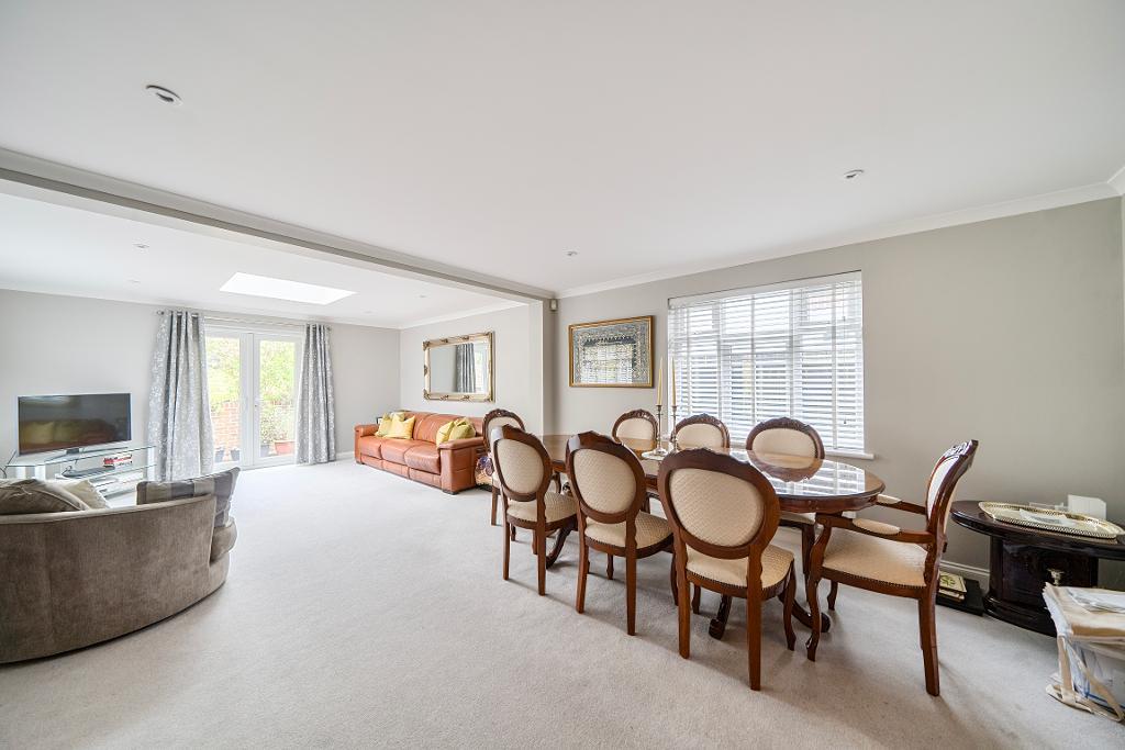 5 Bedroom Detached for Sale in Sanderstead, CR2 9AG