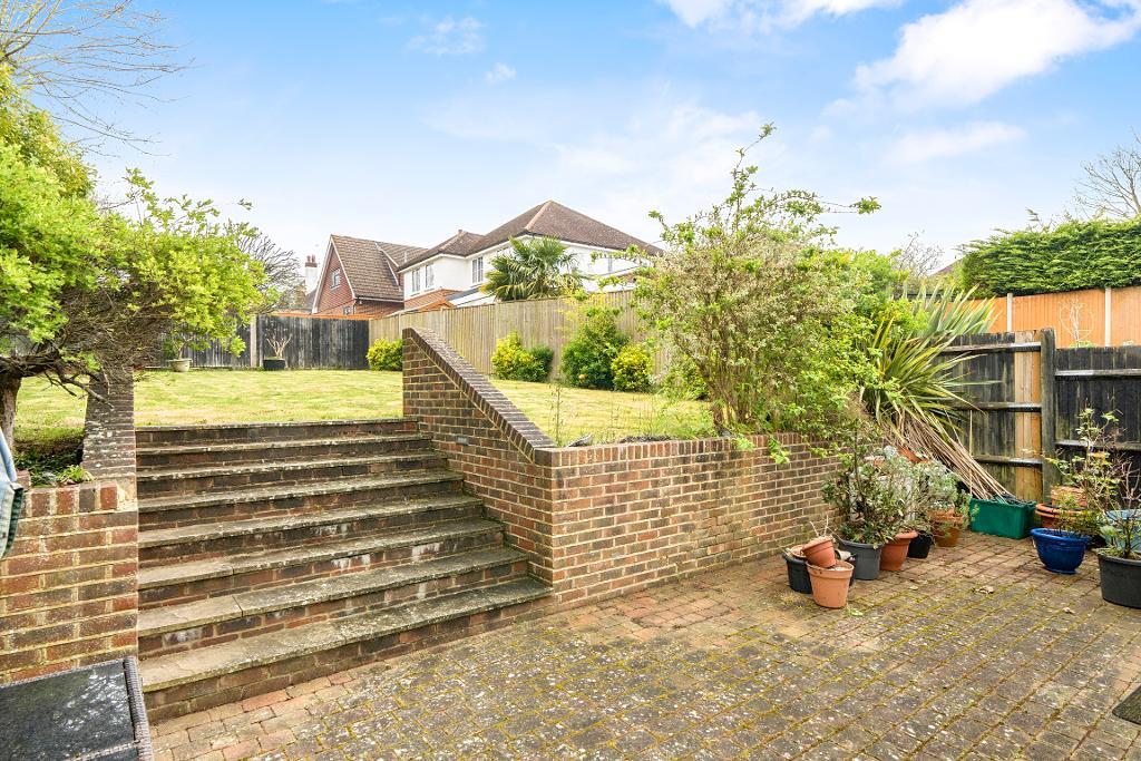 5 Bedroom Detached for Sale in Sanderstead, CR2 9AG