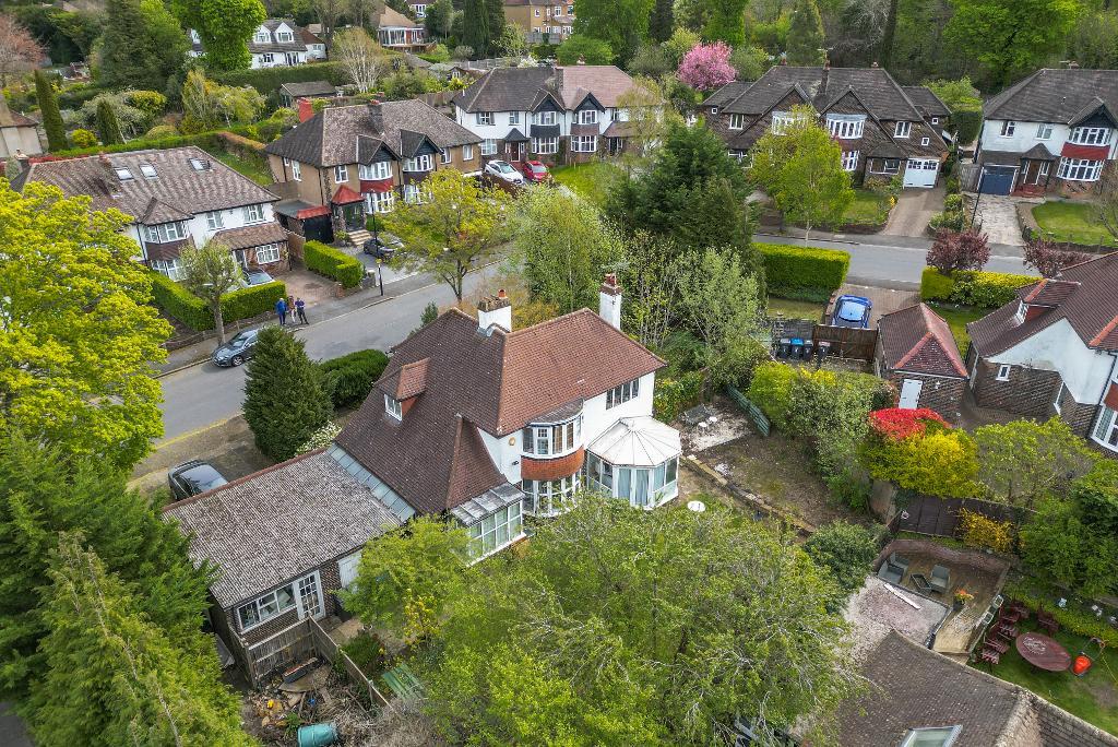 3 Bedroom Detached for Sale in Sanderstead, CR2 8BN