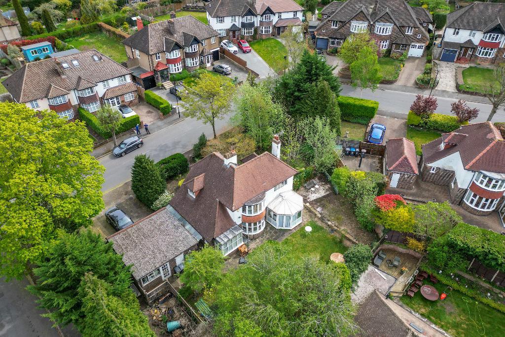 3 Bedroom Detached for Sale in Sanderstead, CR2 8BN