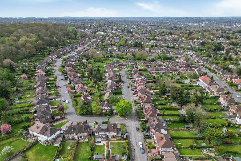 3 Bedroom Detached for Sale in Sanderstead, CR2 8BN