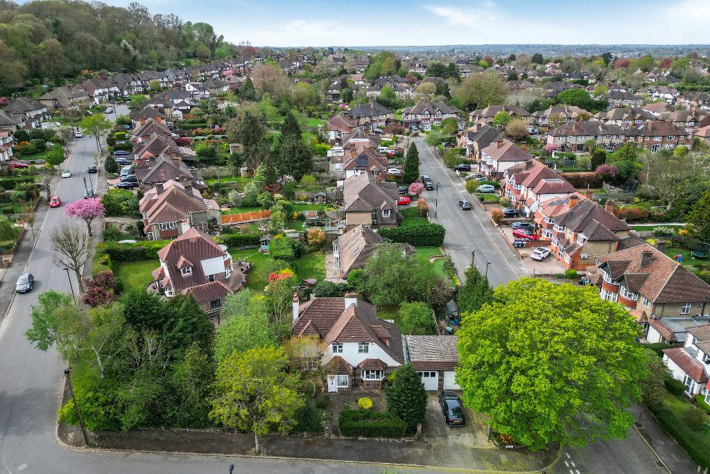 3 Bedroom Detached for Sale in Sanderstead, CR2 8BN