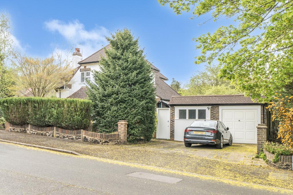3 Bedroom Detached for Sale in Sanderstead, CR2 8BN