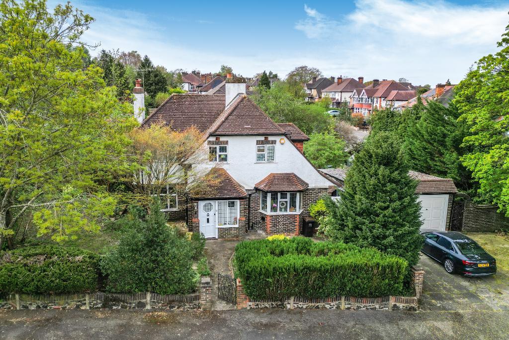 3 Bedroom Detached for Sale in Sanderstead, CR2 8BN
