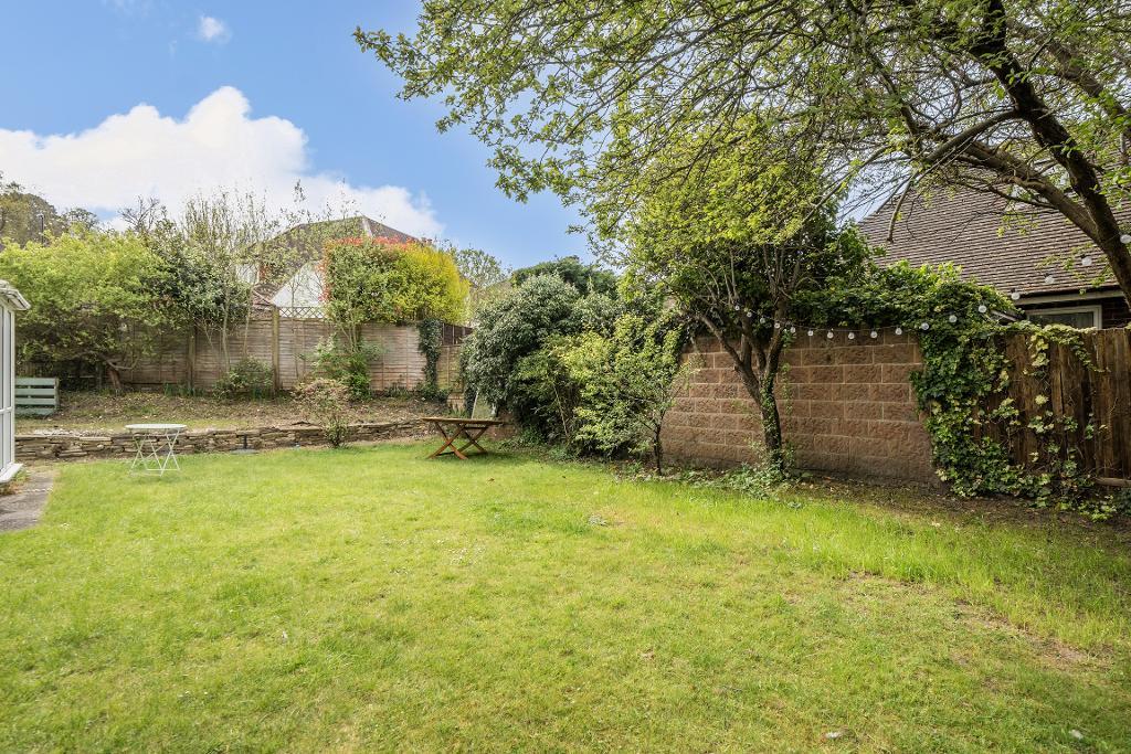 3 Bedroom Detached for Sale in Sanderstead, CR2 8BN