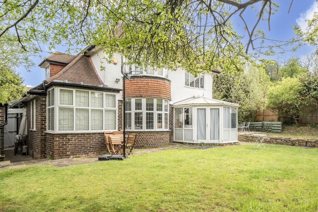 3 Bedroom Detached for Sale in Sanderstead, CR2 8BN