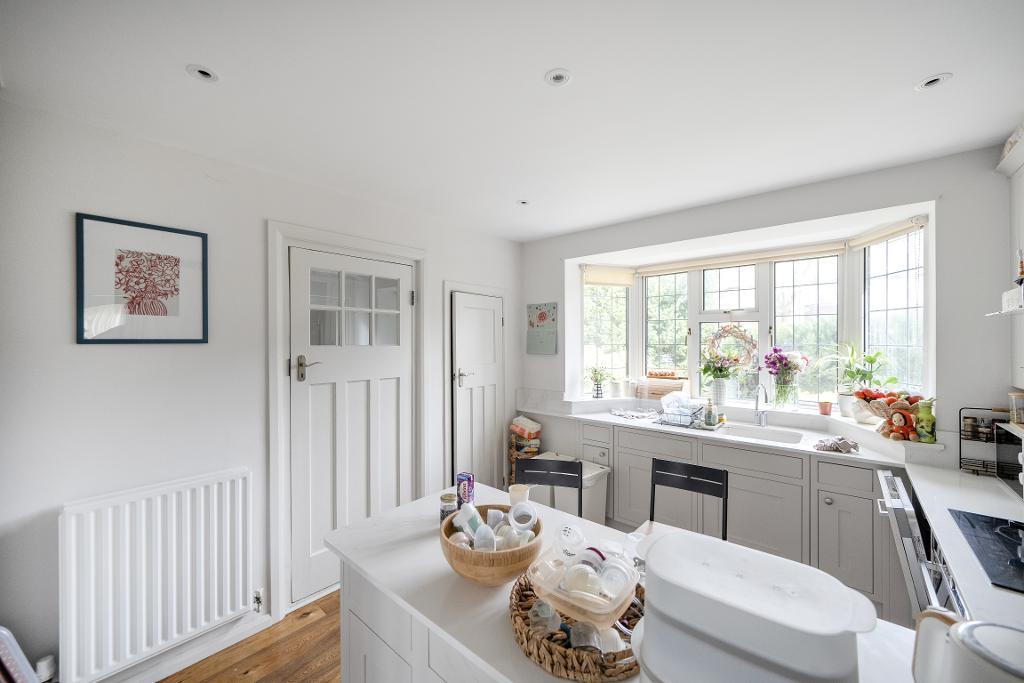 3 Bedroom Detached for Sale in Sanderstead, CR2 8BN