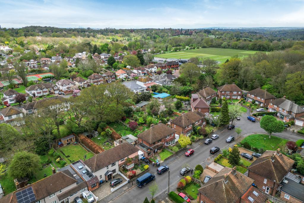 4 Bedroom Semi-Detached for Sale in Sanderstead, CR2 9DY