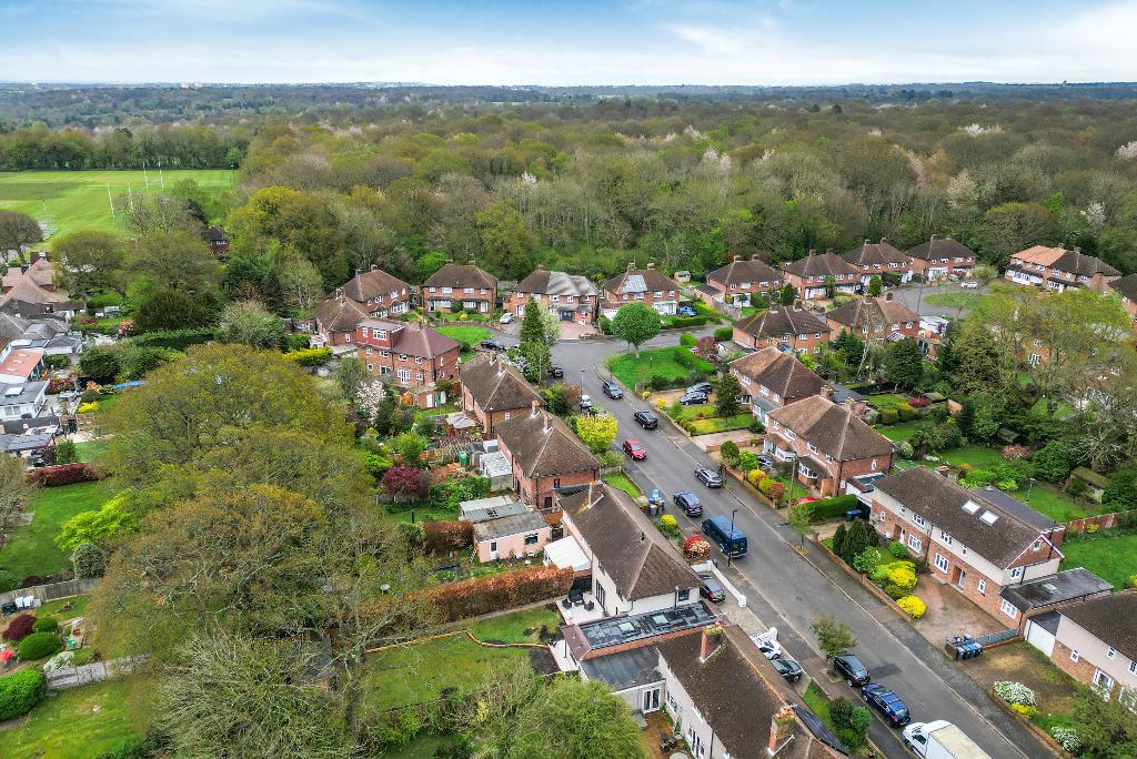 4 Bedroom Semi-Detached for Sale in Sanderstead, CR2 9DY