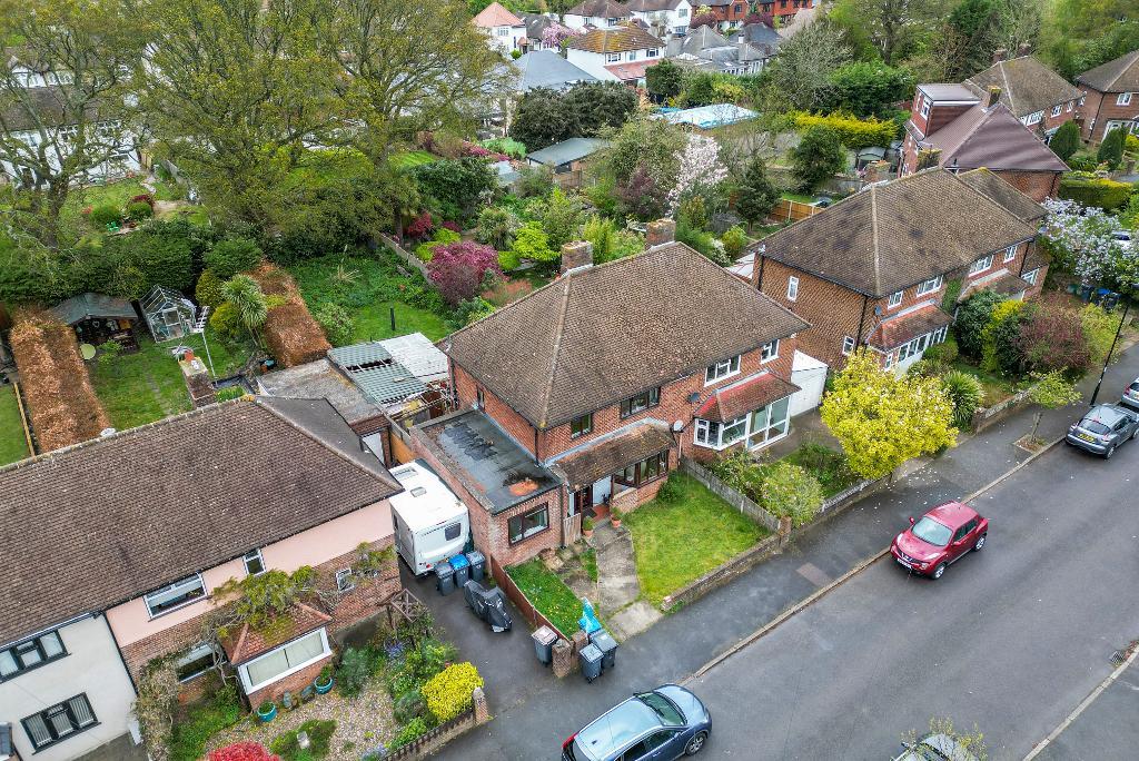 4 Bedroom Semi-Detached for Sale in Sanderstead, CR2 9DY