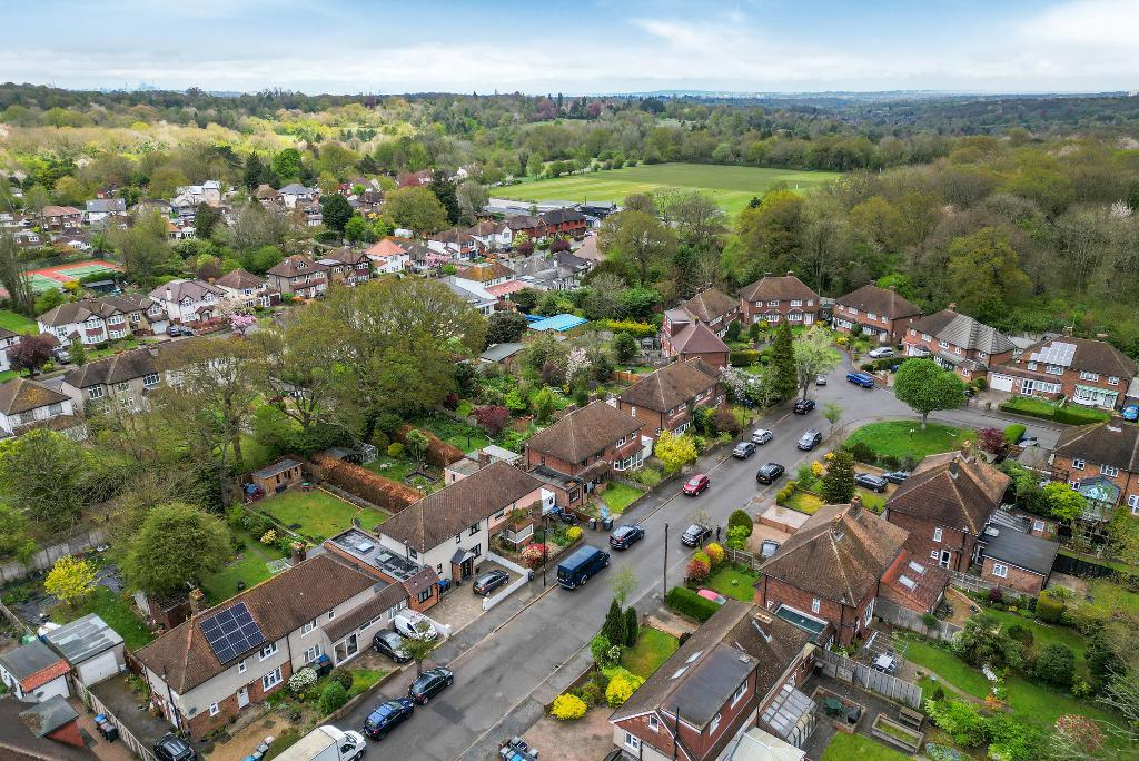 4 Bedroom Semi-Detached for Sale in Sanderstead, CR2 9DY