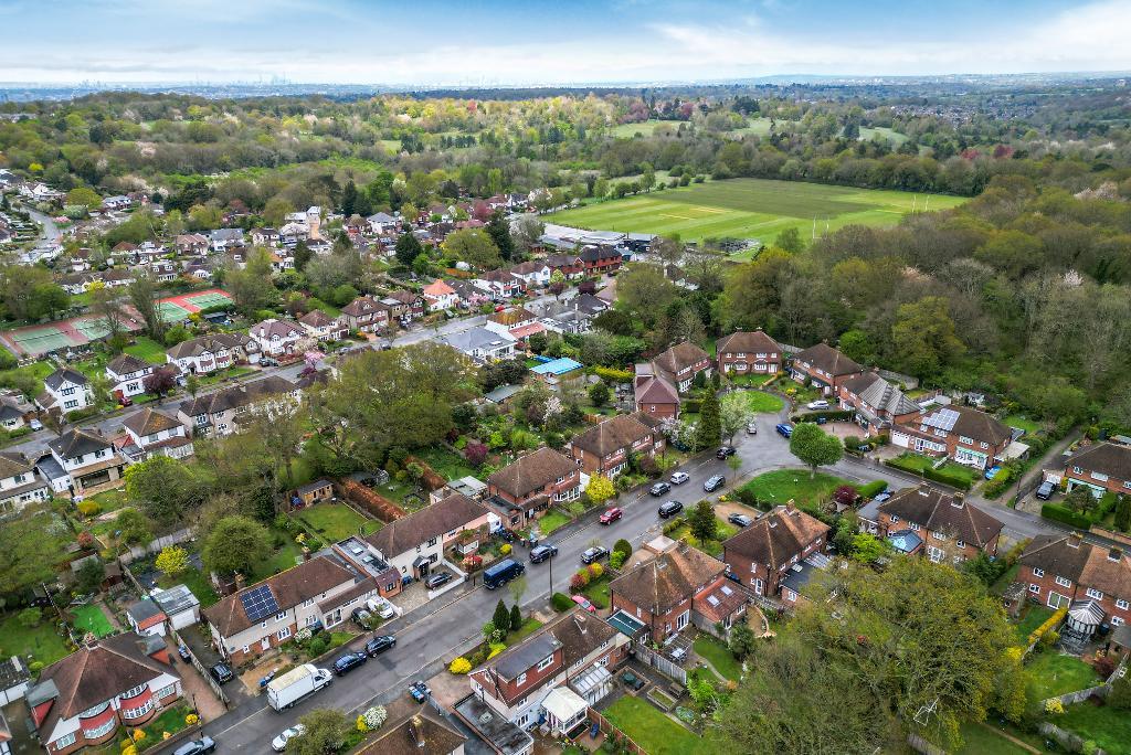 4 Bedroom Semi-Detached for Sale in Sanderstead, CR2 9DY