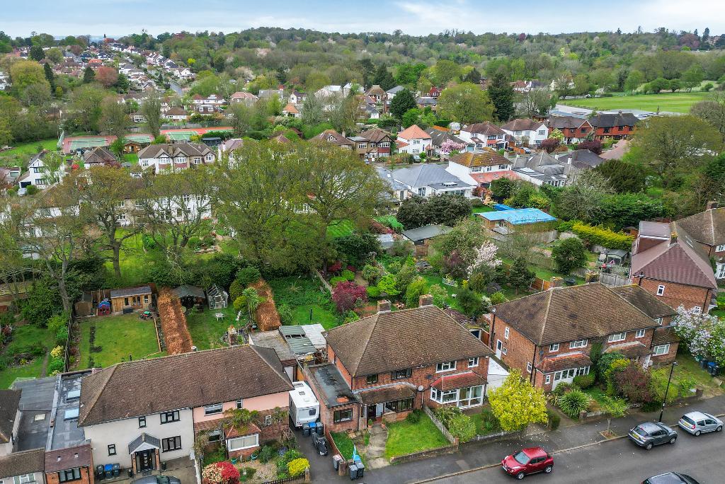 4 Bedroom Semi-Detached for Sale in Sanderstead, CR2 9DY