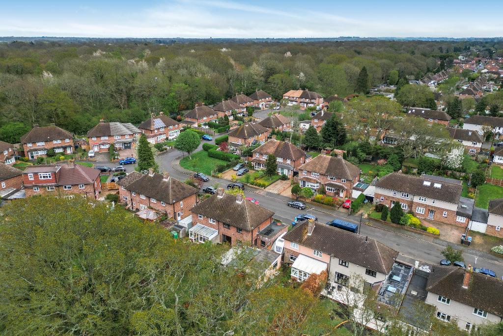 4 Bedroom Semi-Detached for Sale in Sanderstead, CR2 9DY