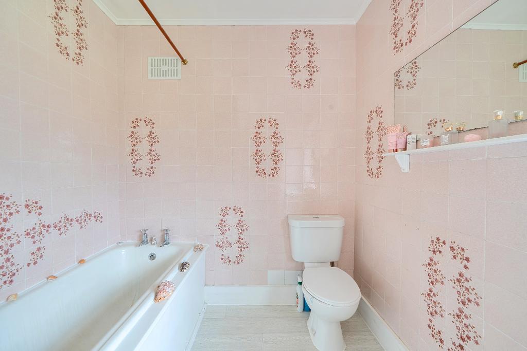 4 Bedroom Semi-Detached for Sale in Sanderstead, CR2 9DY