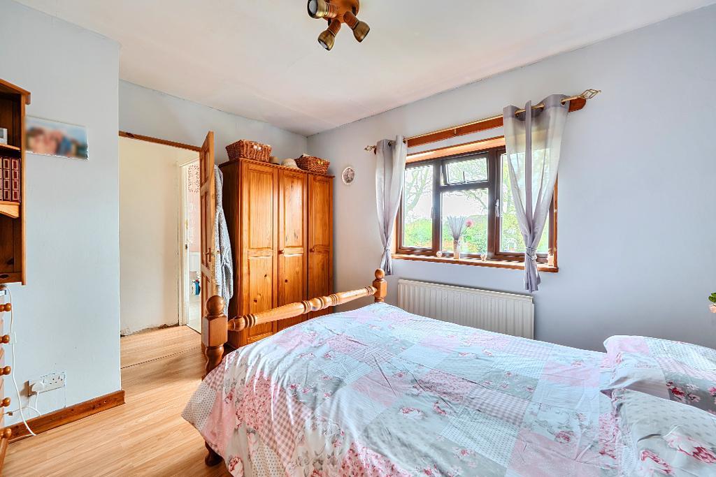 4 Bedroom Semi-Detached for Sale in Sanderstead, CR2 9DY