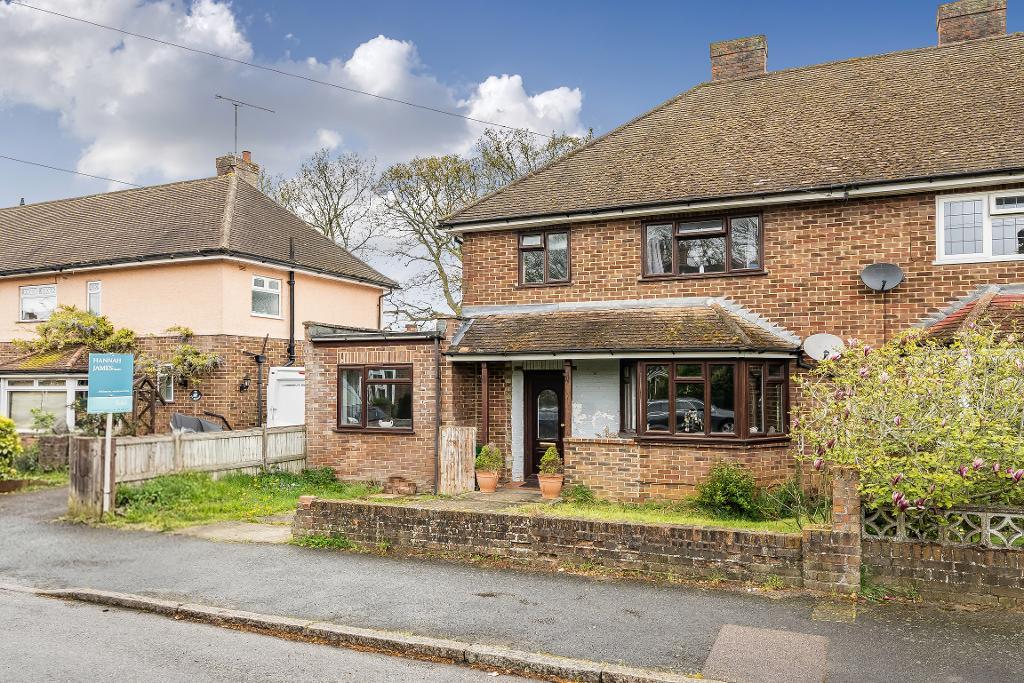 4 Bedroom Semi-Detached for Sale in Sanderstead, CR2 9DY
