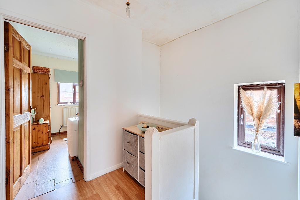 4 Bedroom Semi-Detached for Sale in Sanderstead, CR2 9DY