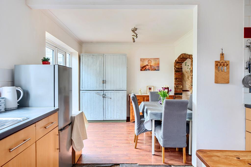 4 Bedroom Semi-Detached for Sale in Sanderstead, CR2 9DY