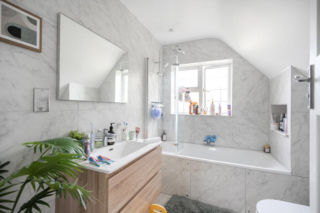 3 Bedroom Detached for Sale in Sanderstead, CR2 8BN