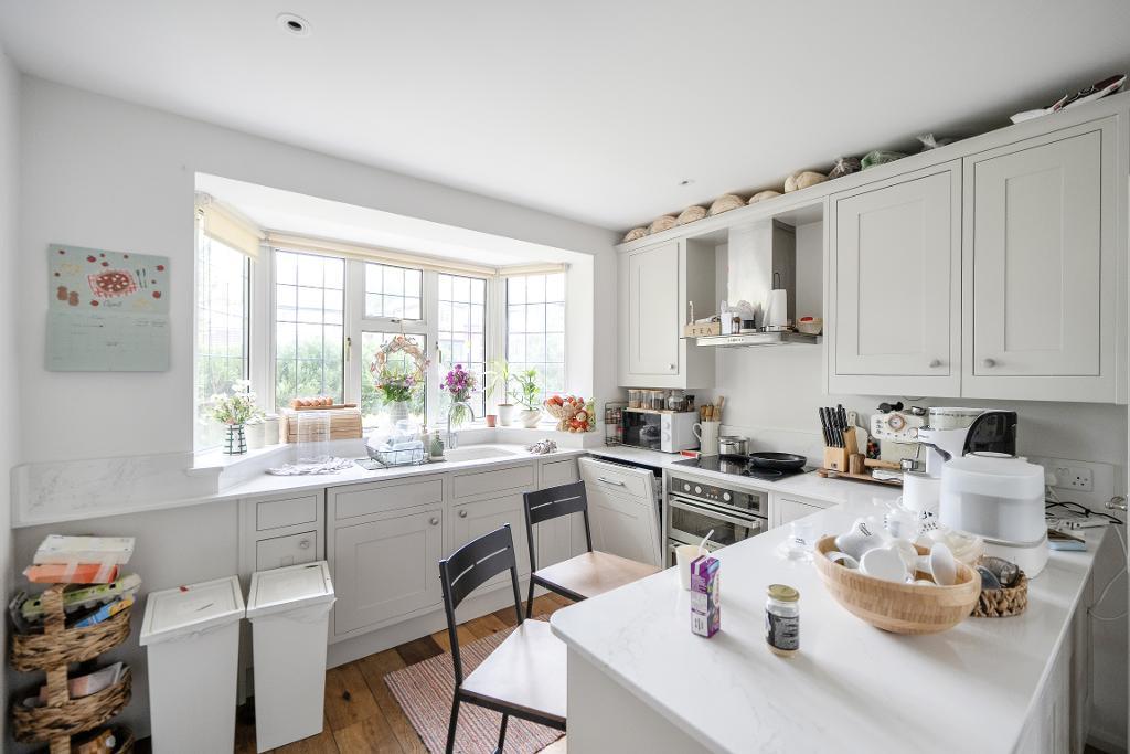 3 Bedroom Detached for Sale in Sanderstead, CR2 8BN