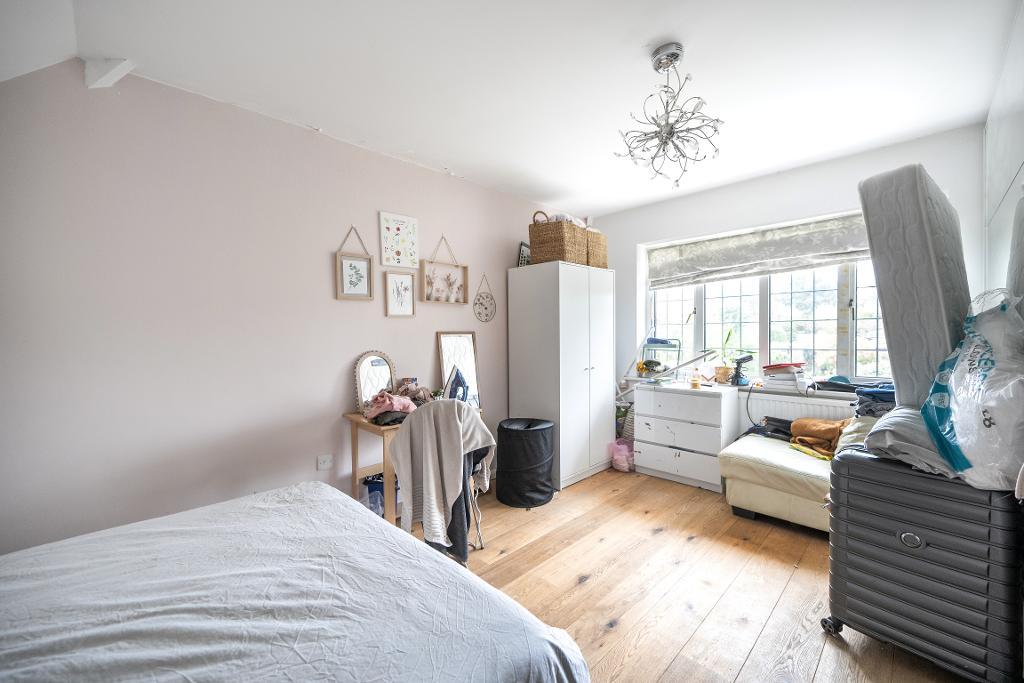 3 Bedroom Detached for Sale in Sanderstead, CR2 8BN