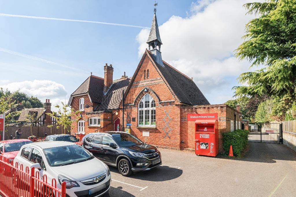 5 Bedroom Detached for Sale in Sanderstead, CR2 9AG