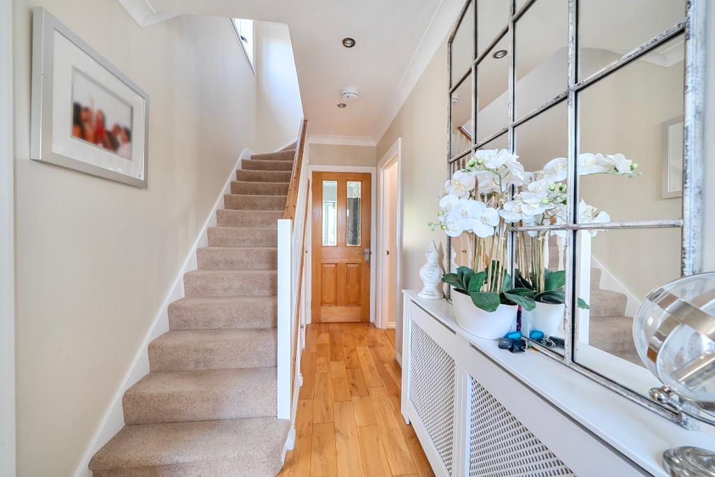 4 Bedroom Semi-Detached for Sale in Sanderstead, CR2 9NP