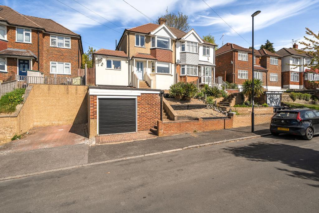 4 Bedroom Semi-Detached for Sale in Sanderstead, CR2 9NP