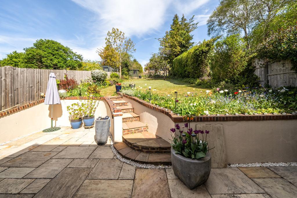 4 Bedroom Semi-Detached for Sale in Sanderstead, CR2 9NP