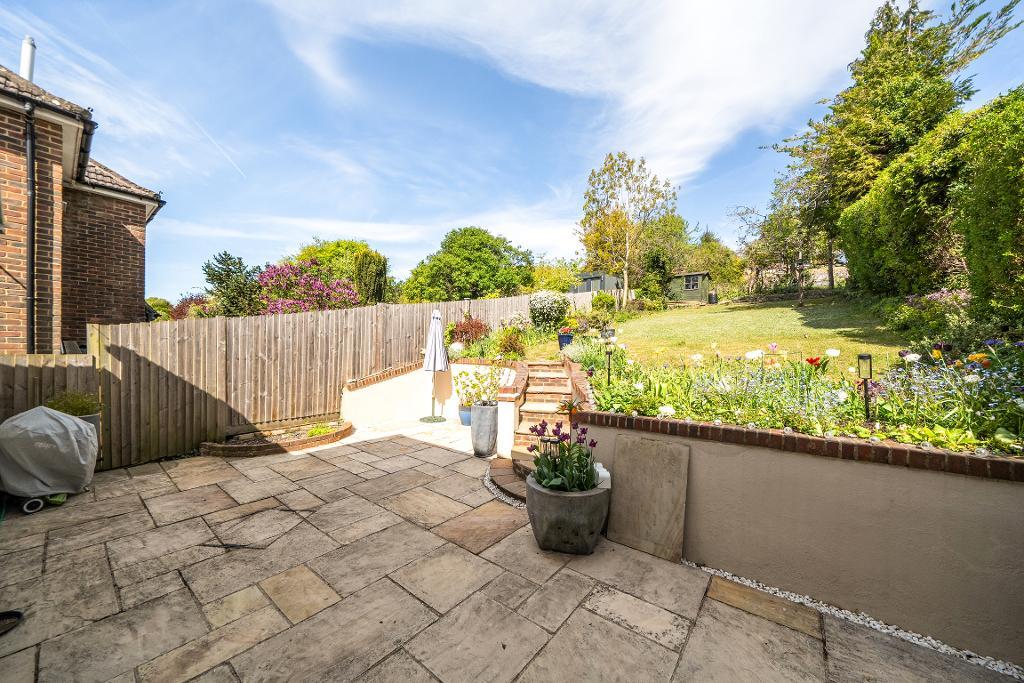 4 Bedroom Semi-Detached for Sale in Sanderstead, CR2 9NP