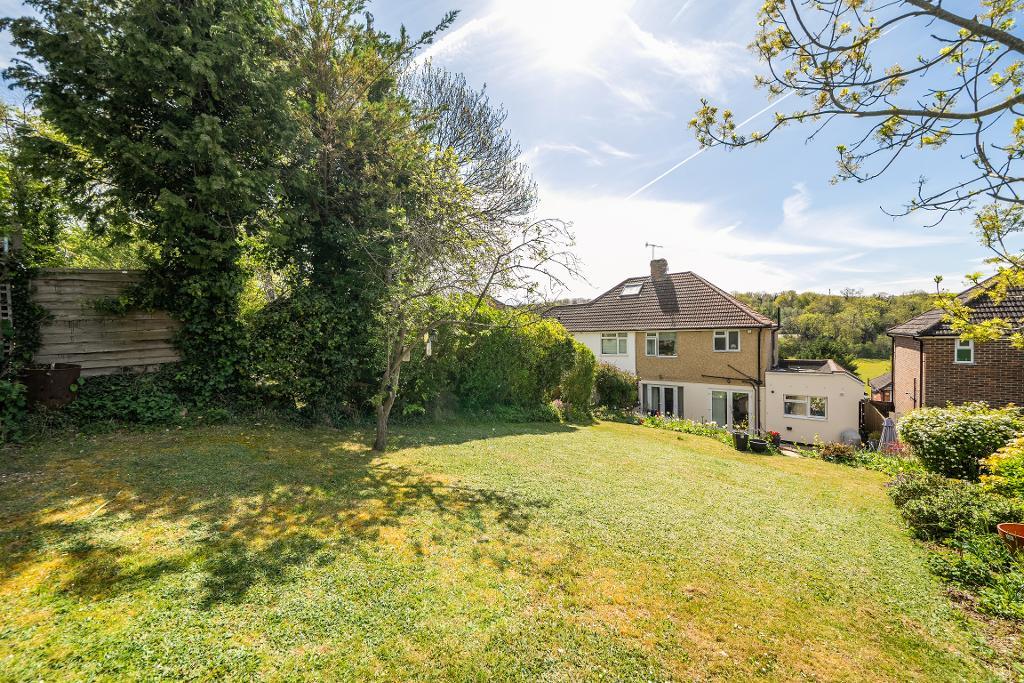 4 Bedroom Semi-Detached for Sale in Sanderstead, CR2 9NP
