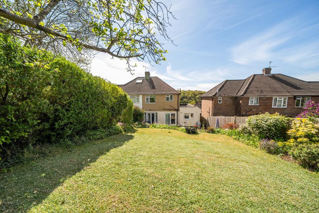 4 Bedroom Semi-Detached for Sale in Sanderstead, CR2 9NP