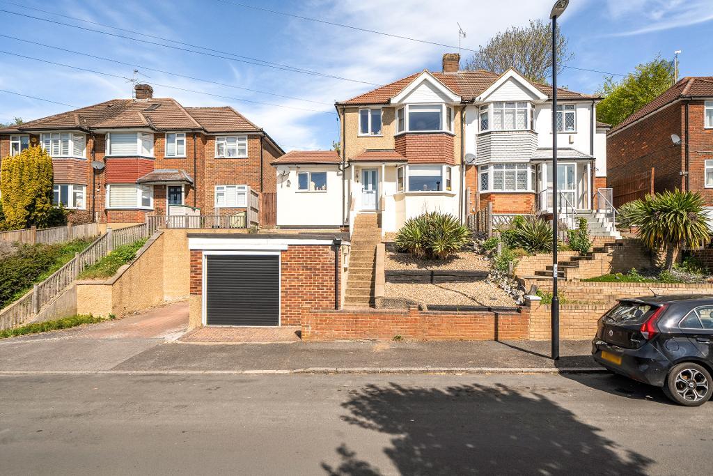 4 Bedroom Semi-Detached for Sale in Sanderstead, CR2 9NP