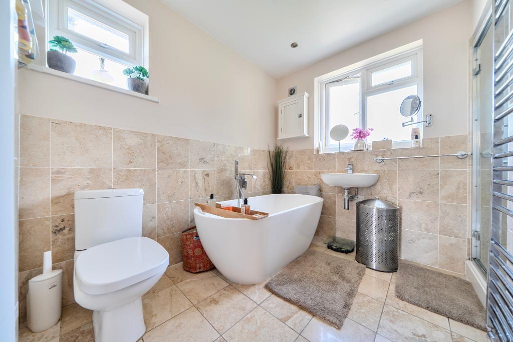 4 Bedroom Semi-Detached for Sale in Sanderstead, CR2 9NP