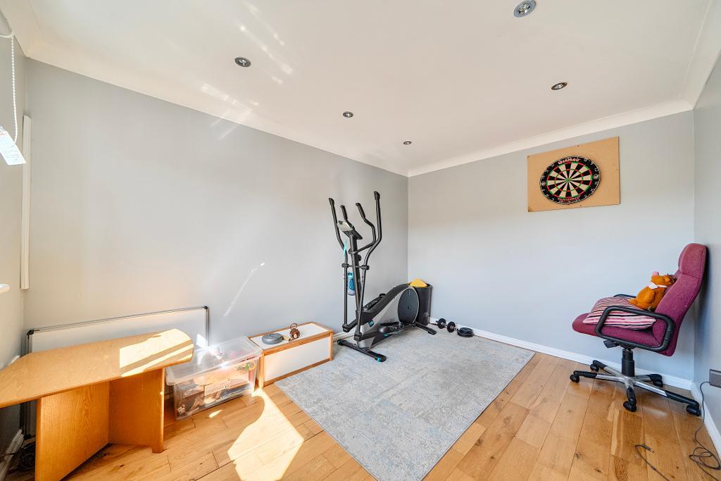 4 Bedroom Semi-Detached for Sale in Sanderstead, CR2 9NP
