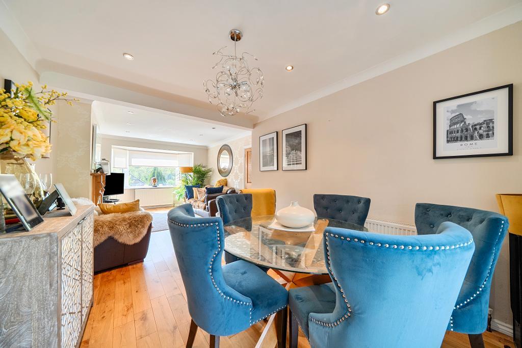 4 Bedroom Semi-Detached for Sale in Sanderstead, CR2 9NP