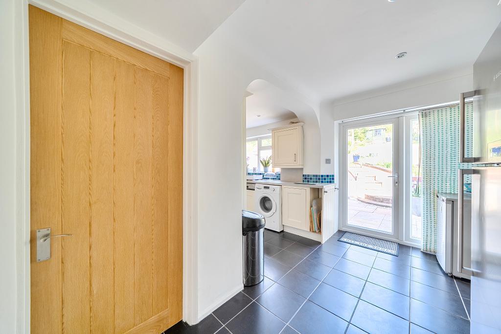4 Bedroom Semi-Detached for Sale in Sanderstead, CR2 9NP