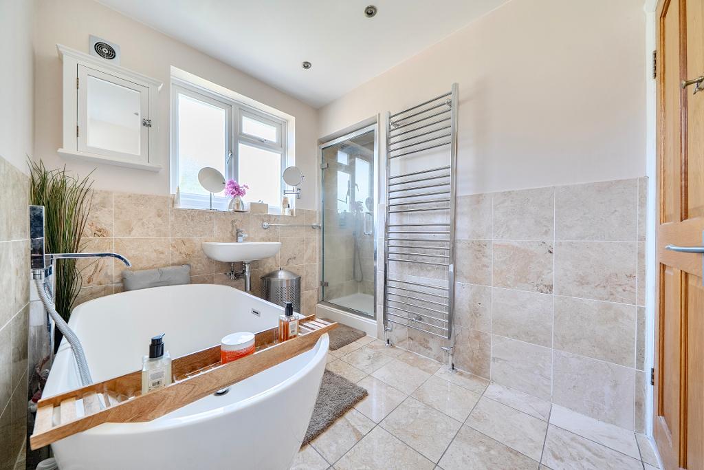 4 Bedroom Semi-Detached for Sale in Sanderstead, CR2 9NP