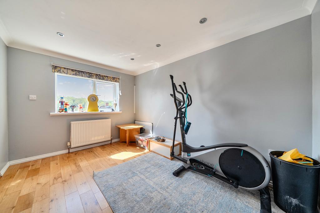 4 Bedroom Semi-Detached for Sale in Sanderstead, CR2 9NP