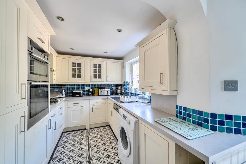 4 Bedroom Semi-Detached for Sale in Sanderstead, CR2 9NP