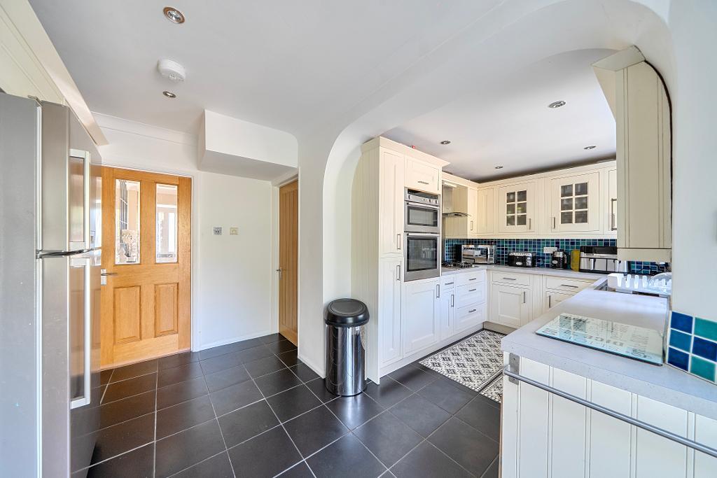 4 Bedroom Semi-Detached for Sale in Sanderstead, CR2 9NP