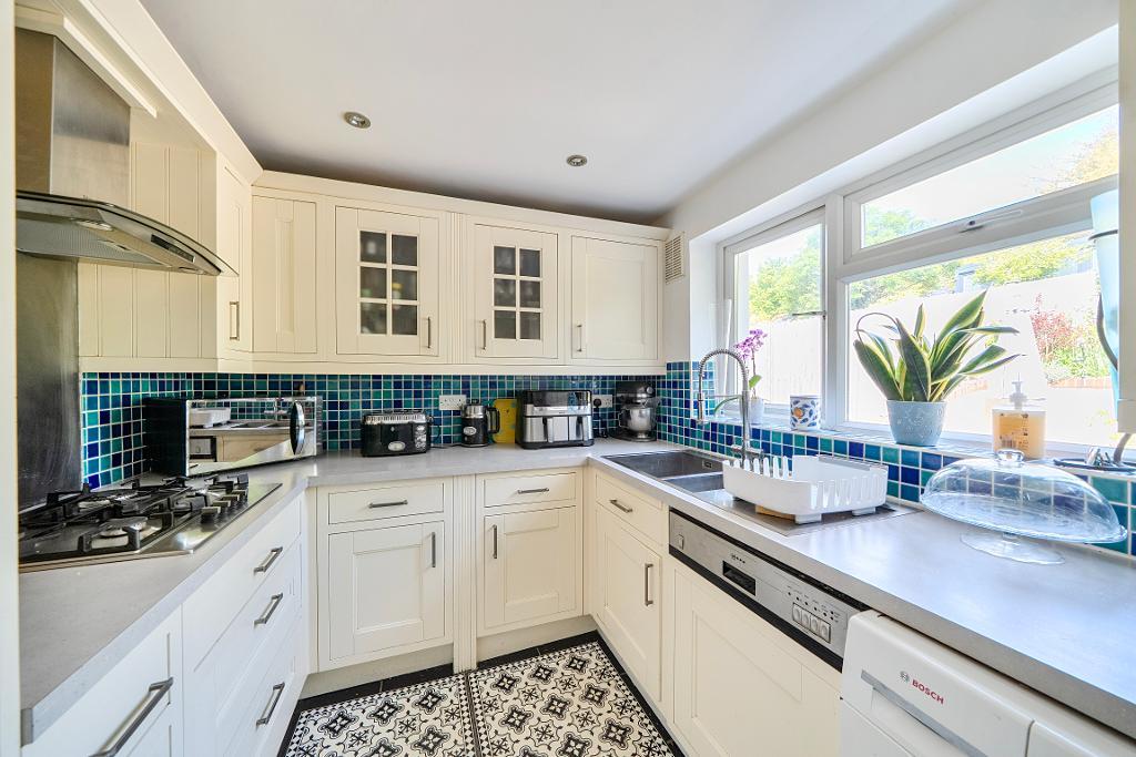 4 Bedroom Semi-Detached for Sale in Sanderstead, CR2 9NP